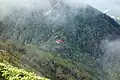 越百山山頂から越百小屋を眺める