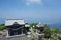 山頂の祠と糸魚川市内