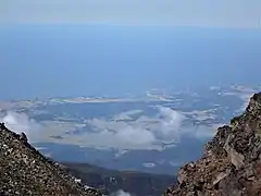 山頂付近から日本海を望む