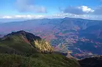 山頂付近から（紅葉の苗場山と秋山郷）