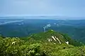 山頂直下にて弥彦山と佐渡ヶ島を望む