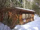 山頂直下の避難小屋