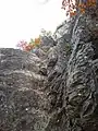 山頂直下の鎖場