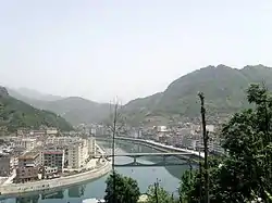 市街地を流れる嵐河