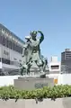 桃太郎の像（岡山駅）桃太郎の右肩にキジがとまっている