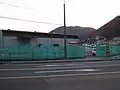 関戸バス停留所近傍の高速バス利用者用駐車場（国道2号より）（2007年3月9日撮影）
