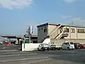 給油所と車庫（右端と奥側）（2007年2月23日撮影）