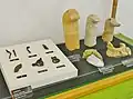出土品上淀白鳳の丘展示館展示。