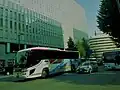 JRJP博多ビル前を走る高速バス「島原号」(日野セレガ)