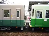 611形（左、旧塗色）と501形（右、リニューアル前）の併結。扉の幅の違いがわかる。