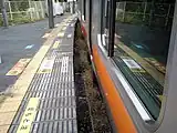 ホームと車両間の隙間。過去には転落死亡事故が起きている。（2010年11月）