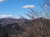 天目山と蕎麦粒山を望む