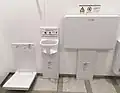 左から着替え台，ベビーチェア，おむつ交換台】