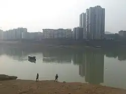 南江沿いの市街地