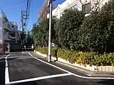 南東公道角から南側公道と校舎を見る（2015年1月撮影）