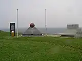 平和の碑(左)と宗谷海域海軍戦没者慰霊碑(右)(2008年6月)