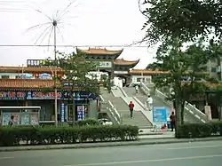 平川文化館の正門