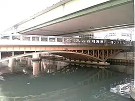 大阪平野橋。江戸時代橋の袂で草津のかき船が営業許可を得ていた。付近にはかき問屋が複数存在していた。