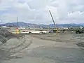 B.着工直前の貨物ヤード移転跡地の様子。地下貯留池がほぼ完成している。（2007年9月22日 撮影）