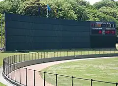 2015年に改装され電光掲示式となったスコアボードとバックスクリーン