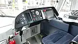 5200形5201号の運転席。左側にある長方形のモニタは電車の左側面をカメラで確認するもの（2か所設置）。