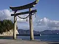 床浦神社鳥居。左向こうの半島が賀儀城址。