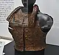 御獅子塚古墳 三角板鋲留短甲大阪府豊中市。豊中市立郷土資料館展示。
