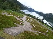 徳山湖と八集落を模した模型。ベンチがそれぞれの集落があった場所を模している。