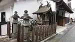 辻本店の敷地の門に商売の神・恵比寿が祀られている。