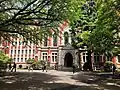 改修工事前の図書館旧館入口（右側のヒマラヤ杉は2016年に伐採され、左側の福澤諭吉像は三田演説館前に移設された）