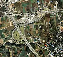 関越自動車道所沢IC付近（埼玉県所沢市）航空写真。国土交通省 国土地理院 地図・空中写真閲覧サービスの空中写真を基に作成