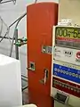 初期の手動式券売機。右側は1980年代に主流であった硬貨専用の垂直ボタン式自動券売機（鉄道博物館）