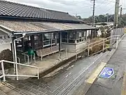 構内から駅舎を見る(2021年2月)