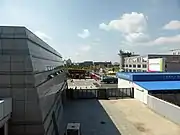 敦化駅のプラットフォームから駅舎側面を見る