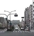 新大橋通りとの交差点から見た出口ランプウェイ(中央。自動車専用道路の標識の右側に首都高速6号向島線の高架、右下に箱崎ロータリーの高架が見える。ランプウェイの奥に見える建物の3階に箱崎ロータリーの施設の一つである箱崎パーキングエリアがある。)