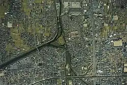 1987年度（昭和62年）に撮影された国土交通省 国土地理院 地図・空中写真閲覧サービスの空中写真を基に作成新川との合流地点。