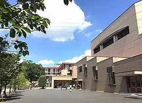 新校舎E棟（奥）・図書館・ジュビリホール（手前）
