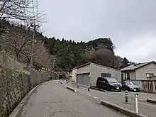 1963年(昭和38年)3月16日に能生駅 - 百川信号場間で発生した地すべり(通称「小泊地すべり」)の現場と犠牲となった住民の慰霊碑(2023年)