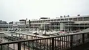 第1期整備完了から3年が経過した状況駅名標は2011年春、青地のゴシック体のものに置き換えられた。夜間照明は白色LEDの自光式。西側連絡通路沿い(駅舎中央寄り)では「ホテルメッツ新潟」の建設が進められている。(2012年4月)