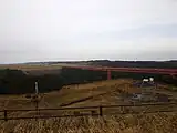 種子島空港誘導灯と展望公園。中央遠くに写っているのが空港ターミナル。滑走路、太平洋側方面から。