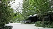 新緑のテラスと人工の滝