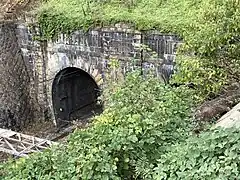 新逢坂山隧道下り内外線西口坑門（下り外側線は雑草の陰に隠れている）