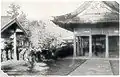 昭和16年（1941年）『花蓮港中學校第一回卒業記念写真帳』より、花蓮港中學校の教師、生徒による神社参拝。