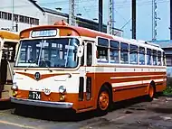 日産ディーゼル4RA93(1965年式) 229 1976年廃車貸切車は1966年購入車まではスタンディーウインドウ、冷房無し、リクライニング機構無しのロマンスシート仕様で導入された。塗装も、路線車と同色であったが、写真に示す通りアイボリーと朱色の新塗装に順次変更された。この写真は乗合登録に格下げ後の撮影で、東京線や定期遊覧の他、一般路線のツーマン運行にも充当された。。