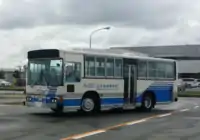 中型教習車（第二種免許用）の一例（車種 : 日野ブルーリボン）大型/中型二種教習車は、改造車を除き、教習生と指導員が並んで座れるように、前扉が省略されている。