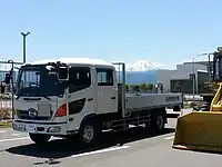 中型教習車(第一種運転免許用)の一例(車種 : 日野レンジャー)中型免許新設後に導入した車両のため、ダブルキャブタイプとなっている