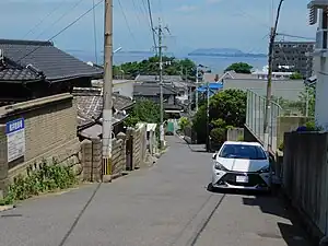 旧・延命寺八景園地区 (道路右が赤坂3丁目、左が赤坂2丁目)からの眺望。正面は関門海峡・響灘・彦島ほか。