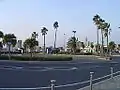 入口から南埠頭(右、緑の屋根)方向を臨む。