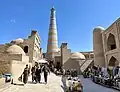 旧市街の通路とイスラム・ホジャのミナレット