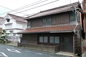 西条本町の旧石井家住宅主屋（2019年）。手前側が酒蔵通り。大正期の建築。国の登録有形文化財。